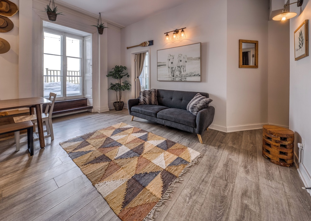 Remparts 2 Bed w Private terrace & sauna