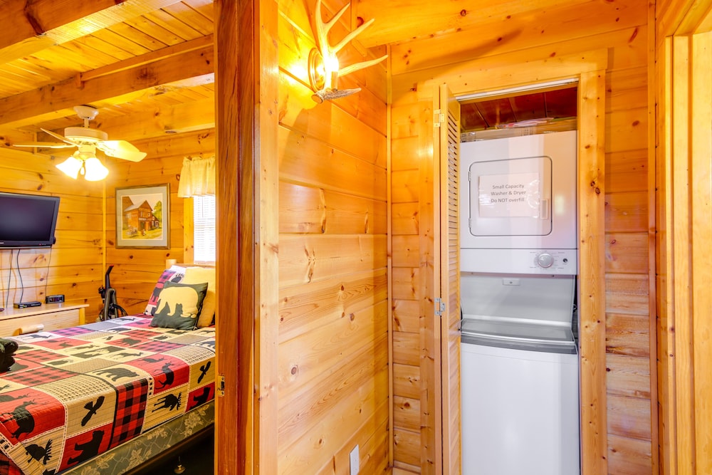 Walk to Pigeon Forge Pkwy: Hot Tub Hideaway! view 2