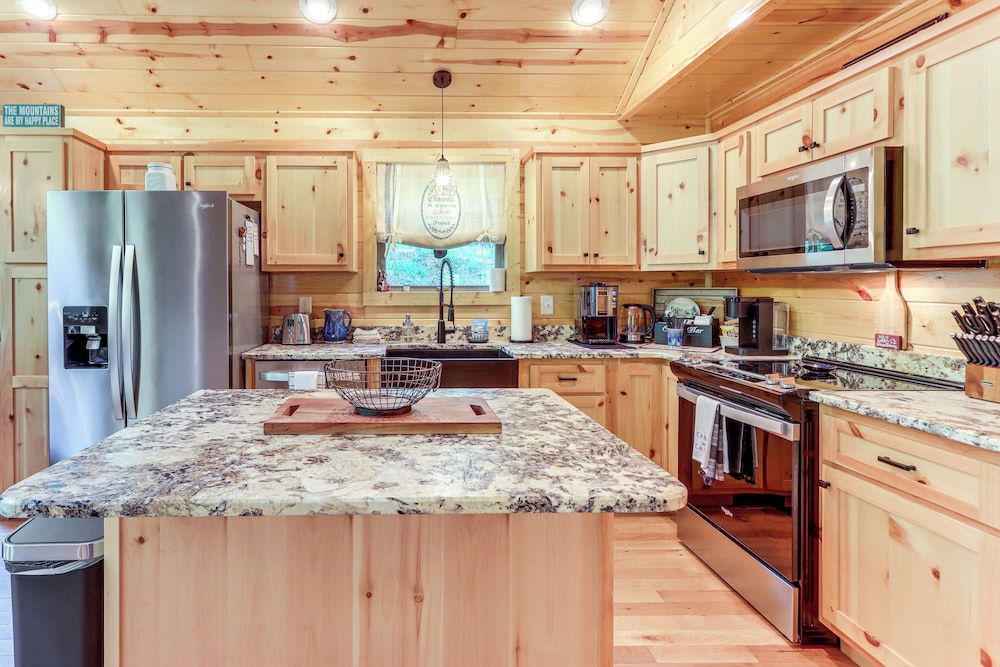 10 Mi to Main St Murphy: Cabin w/ Covered Deck!