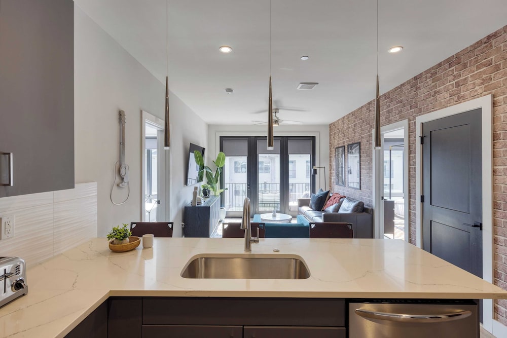 Sleeps 24 4 Modern Midtown Apartments w/ Gym + Pool Walkable to Shops & Eats