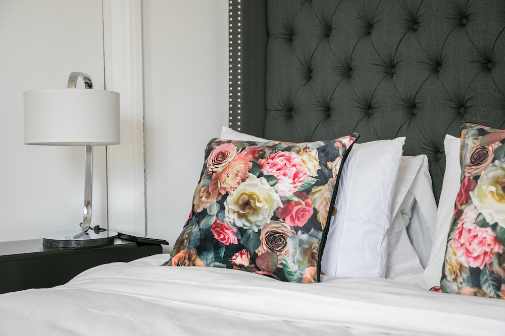 Applewood Suites - Bathurst & College