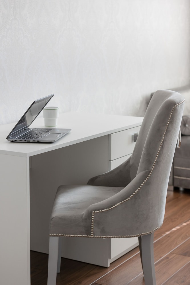 Glamorous Apartment Wilanow by Renters view 2