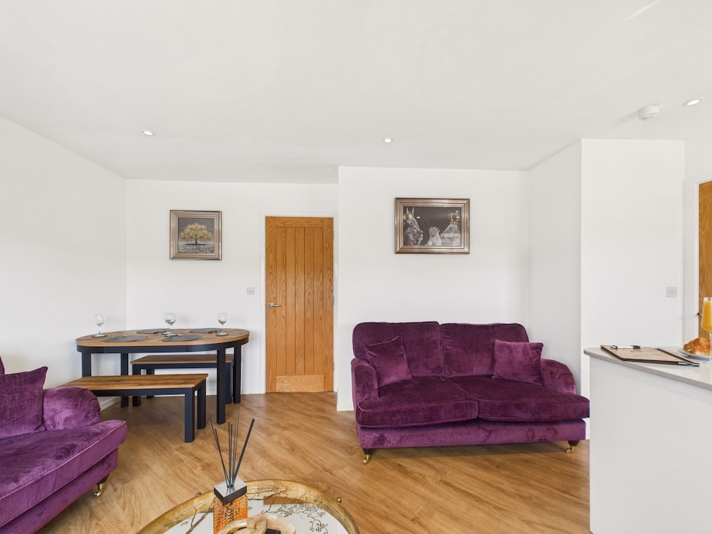 2-bed Central Apartment- Free Private Parking