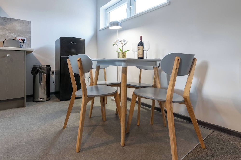 The Elderns Spacious 2BR Netflix Parkingshops