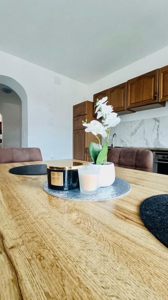 4BR Apartment for 15 Near Danube