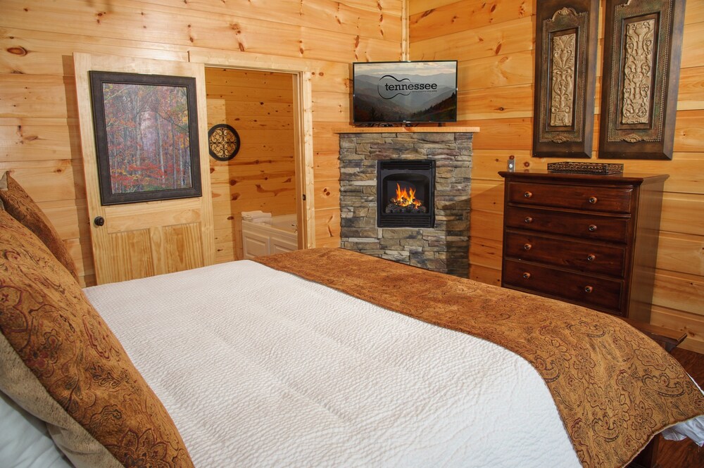 Greenbrier Estate 28 Bedroom Cabin by RedAwning