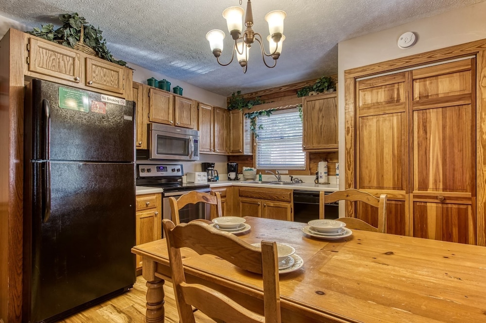 Er15 - A Bears Life Great Location - Close To Town! 3 Bedroom Cabin by RedAwning view 3