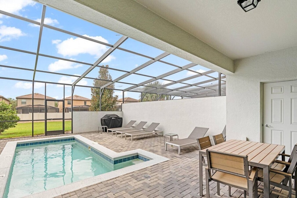 Spacious 5BR Villa w Private Pool Near Disney