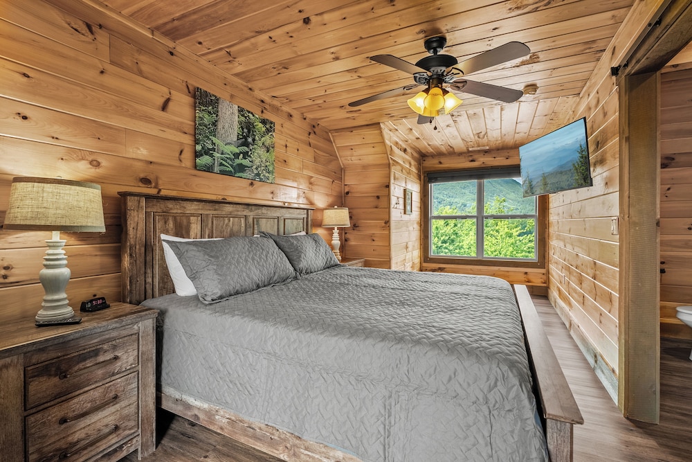 Amazing View Cabin w Gameroom Hot Tub Fire Pit