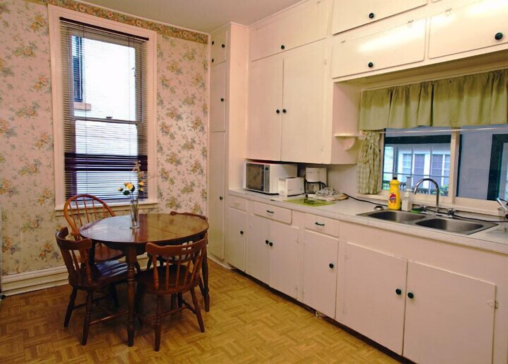 Towle House 1006