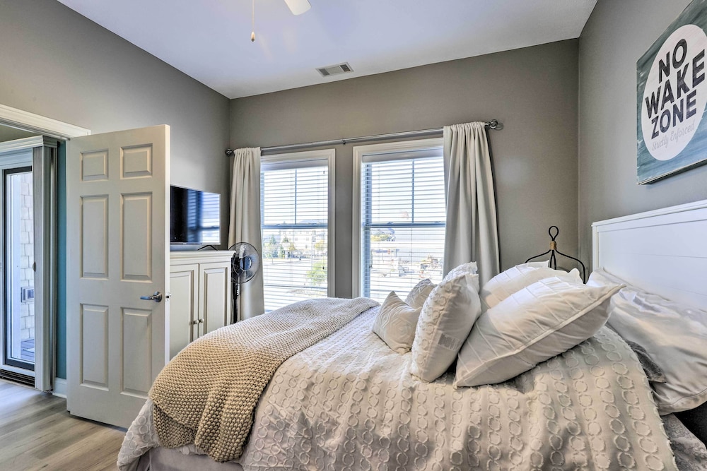 Dtwn Ludington Condo: Balcony, Walk To Beach! view 3