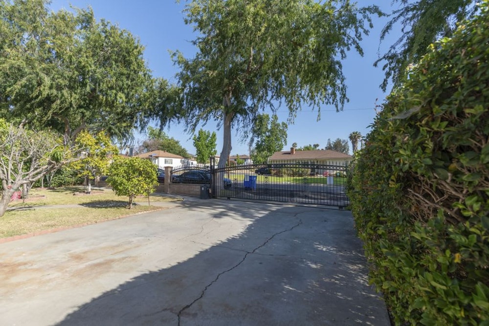 Charming Spacious Home - Modern Comforts Prime Location