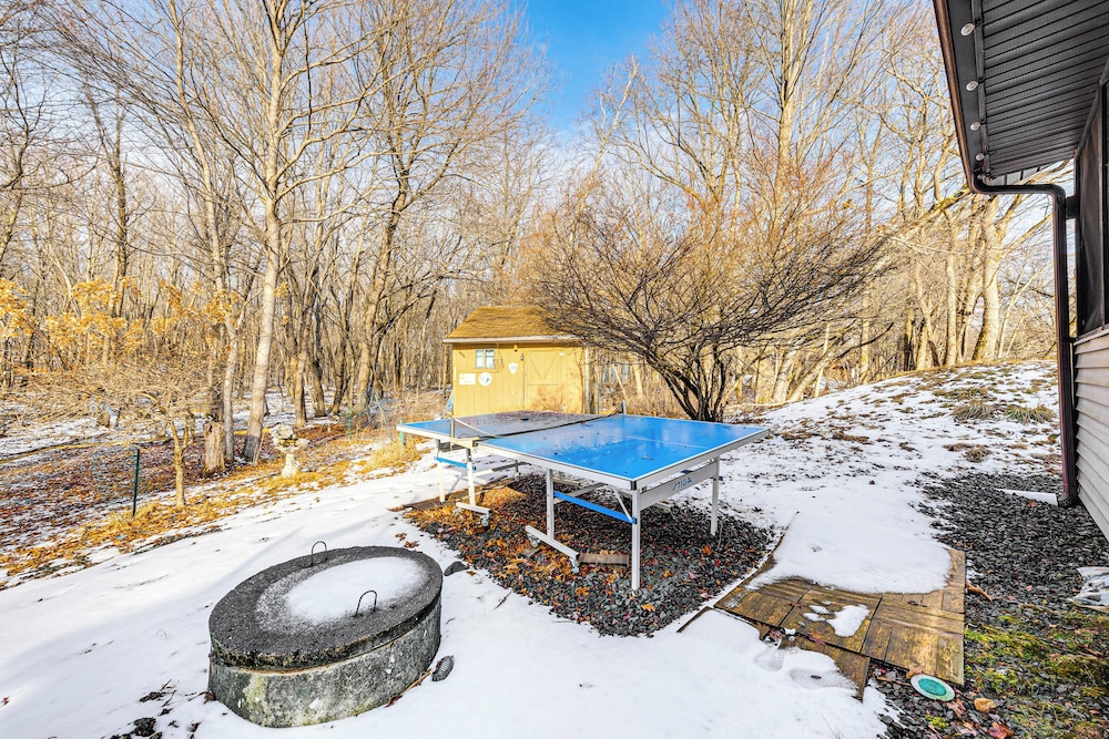 Hot Tub & Game Room: Long Pond Getaway!