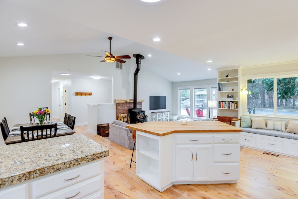 3 Mi to Old Mill District: Family Retreat w/ Yard