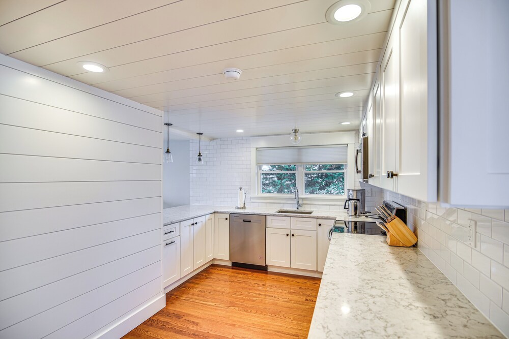 Walk to Beach: Jamestown Home w/ Bridge Views!