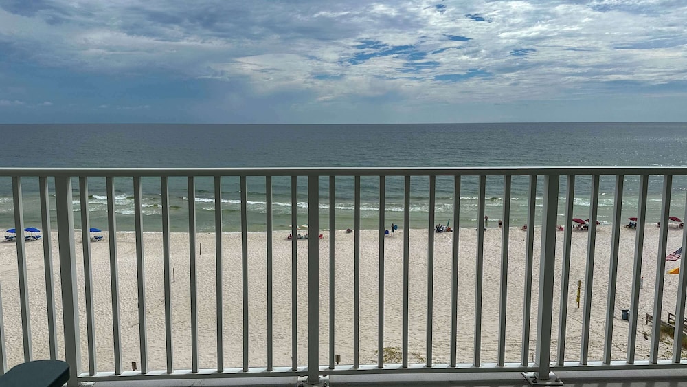 Spacious 3-bedroom Beachfront Condo Pool, Large Balcony