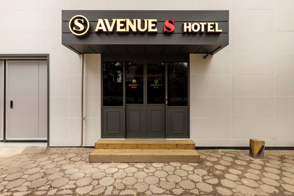 AVENUE S HOTEL