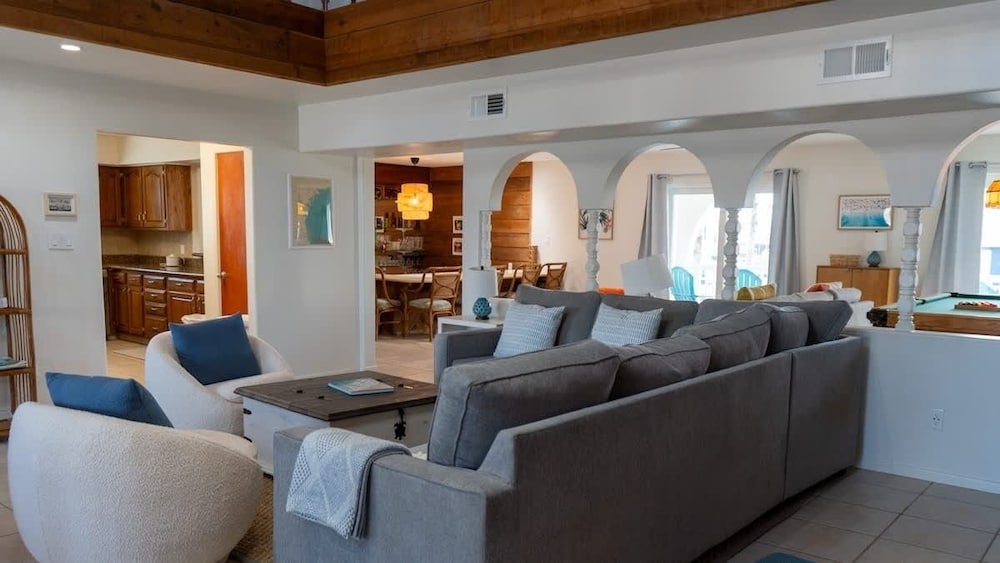 Fun Retro Island Vibe Sleeps 17 Beach 1 Block 4 Bedroom Home