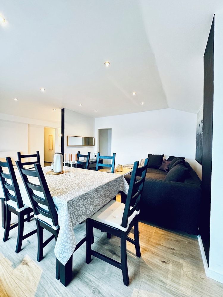 2BR Apt With Balcony Blumengärten