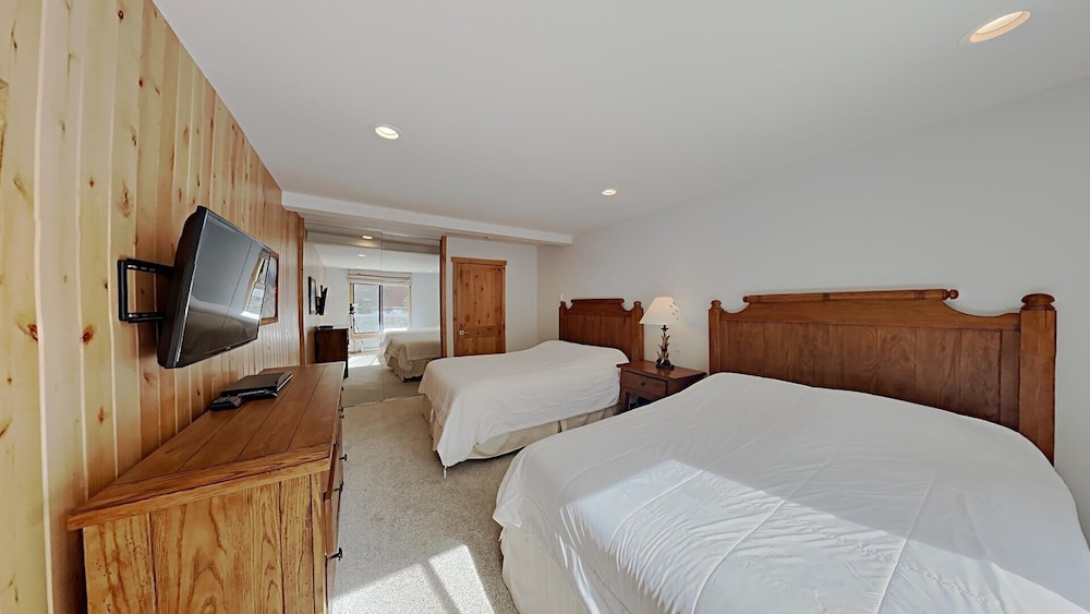 Stay mountainside! One Bedroom Condo Just Steps to the Mountain and 1 Mile to the Village at Mammoth by RedAwning view 2