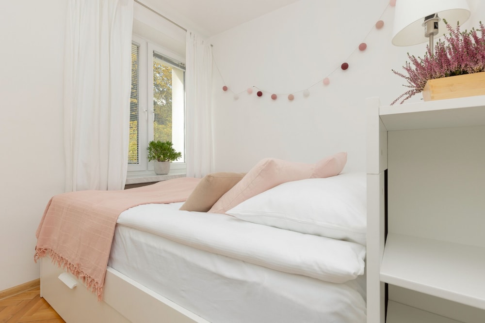 Bright Aapartment Holenderska by Renters view 4
