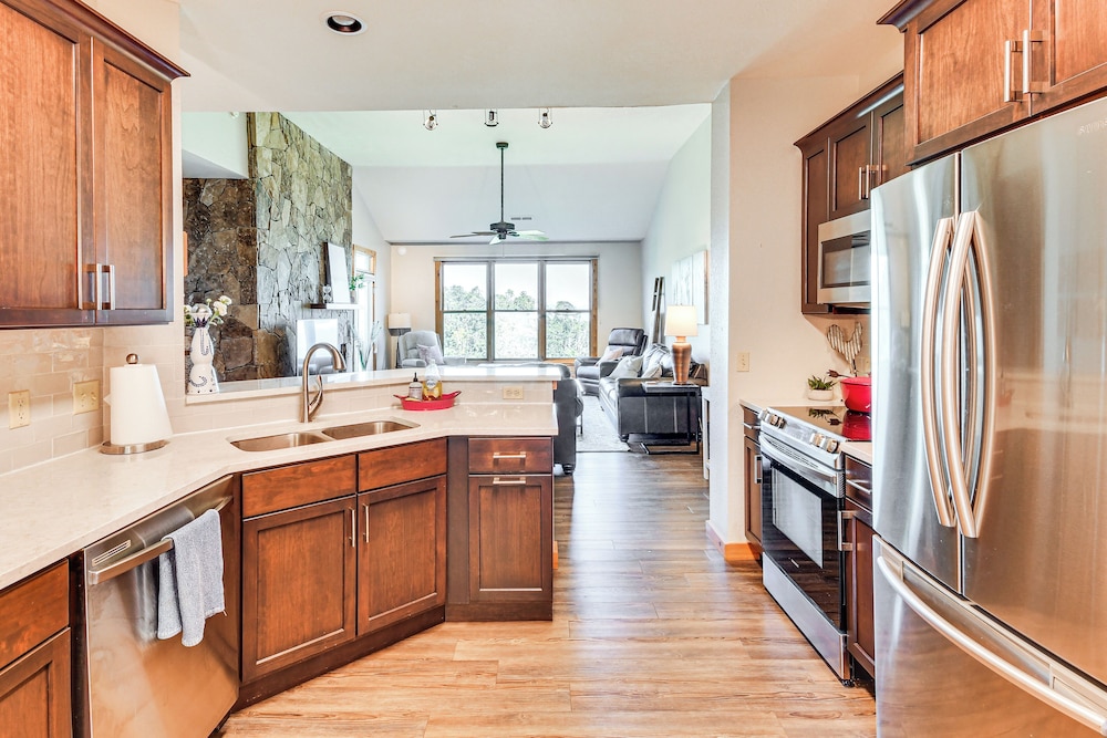 Condo w/ Private Balcony 6 Mi to Pisgah NF!
