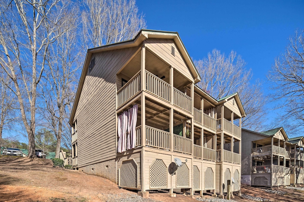 Private Balcony & Pool Access: Lake Lure Studio! view 5