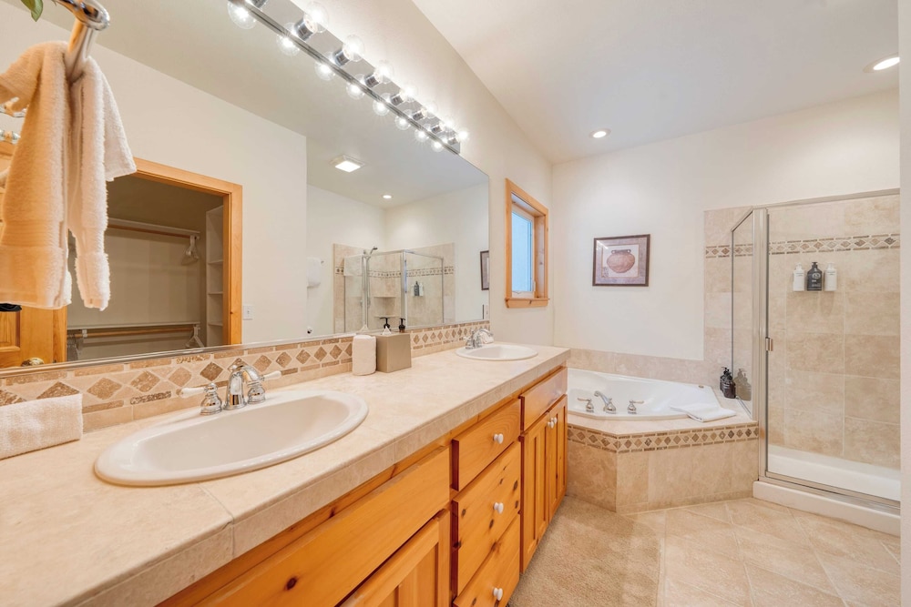 Pinewood Lodge by Avantstay Cozy Cabin Near Ski Resorts & Hiking