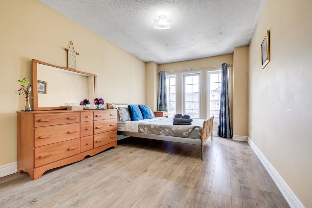 Brampton Retreat Quiet 2BR Residential Area