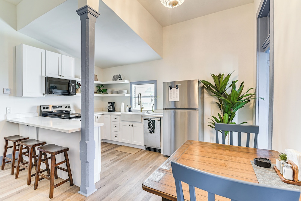 < 1/2 Mi to The Strand: Historic Galveston Apt!