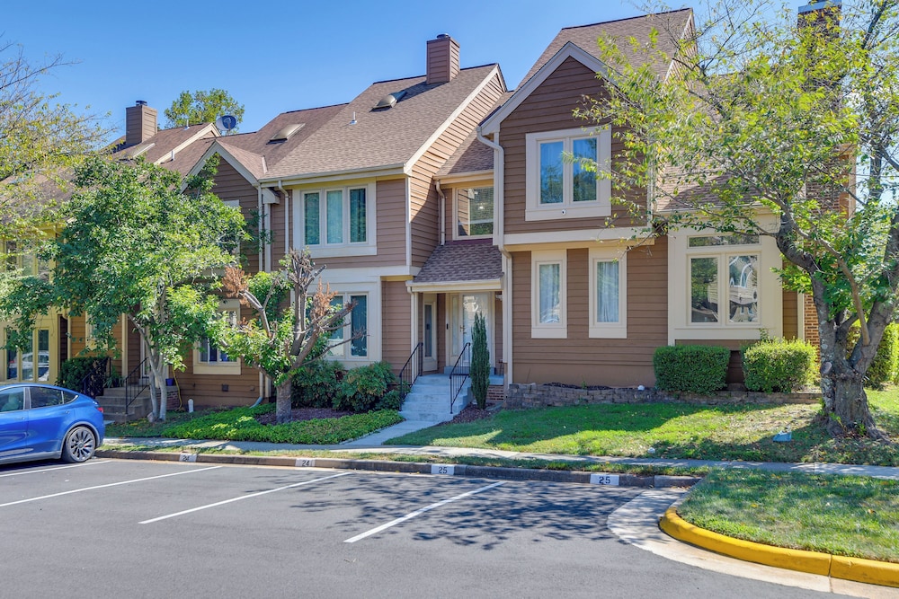 Close to Hospital & Dulles: Herndon Townhome