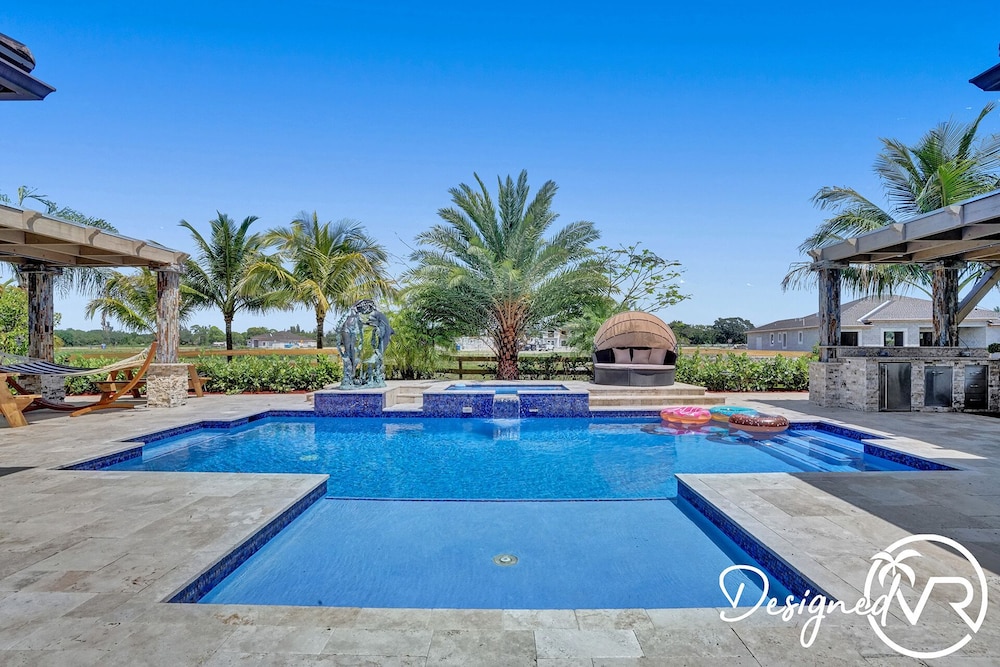 8-BR with Pool & Mini-golf & Soccer 3