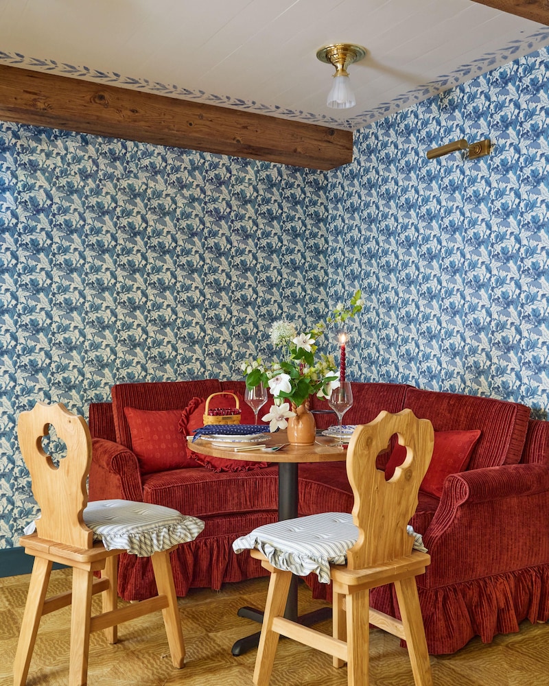 Six Bells Countryside Inn