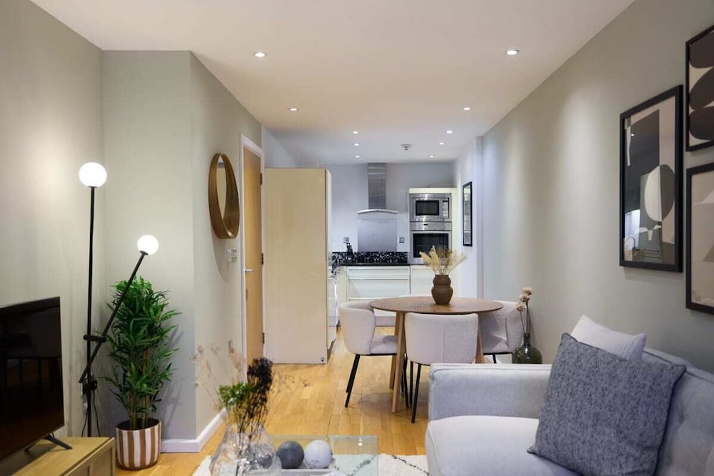 The Millharbour Retreat - Elegant 1bdr Flat With Balconies