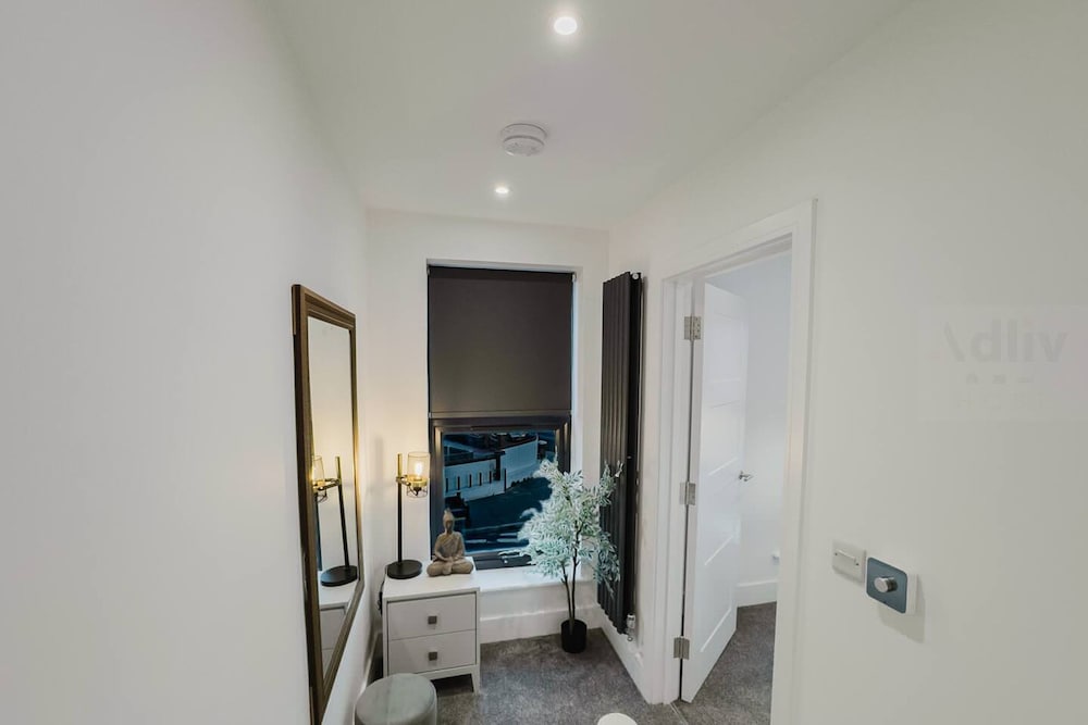 Luxury Seaside Home Parking Sleeps 8 by Adliv