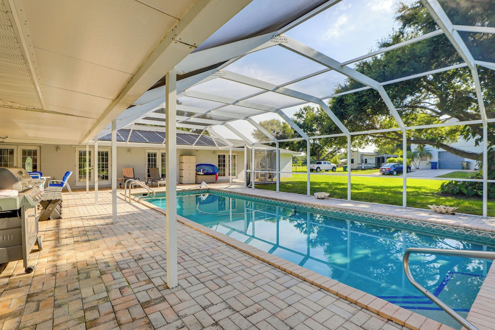 Sunny Sarasota Stay: Screened Pool + Pet Friendly