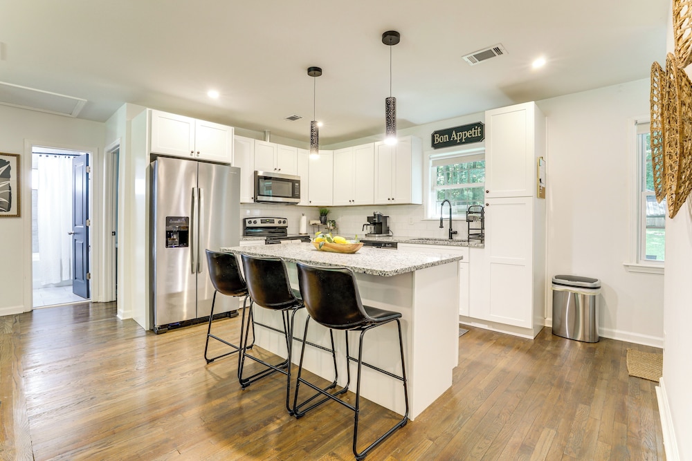 5 Mi to Dtwn Atlanta: Family Home w/ Fenced Yard