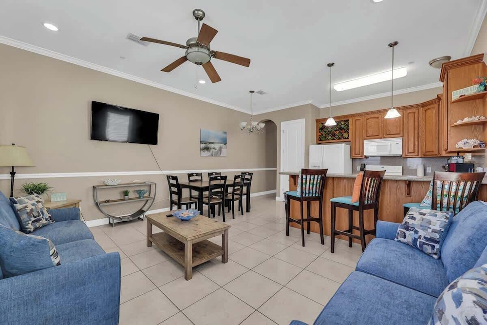 Lovely Beach and Pool Condo