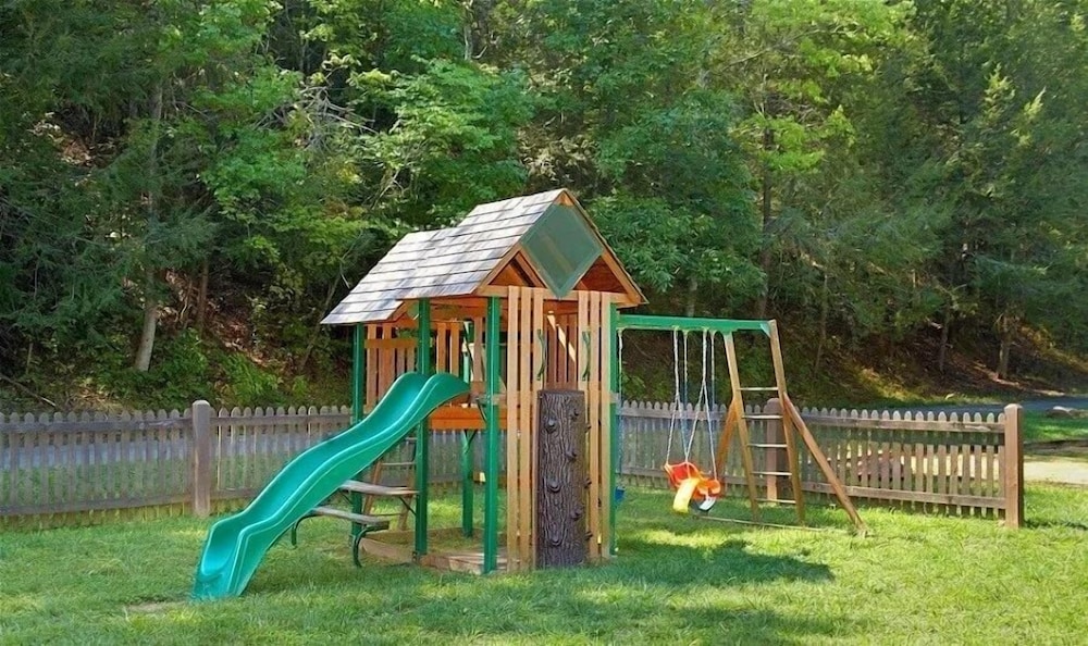 Hillbilly Hideaway 4 Bedroom Cabin