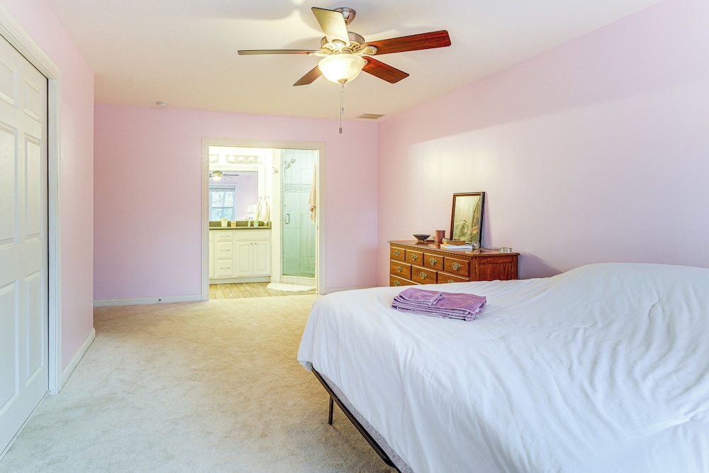 1 Mi to Dtwn Newburgh: Quiet Home w/ Yard!