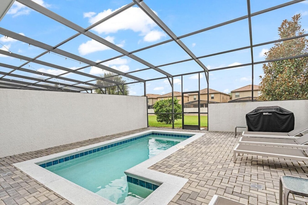Spacious 5BR Villa w Private Pool Near Disney