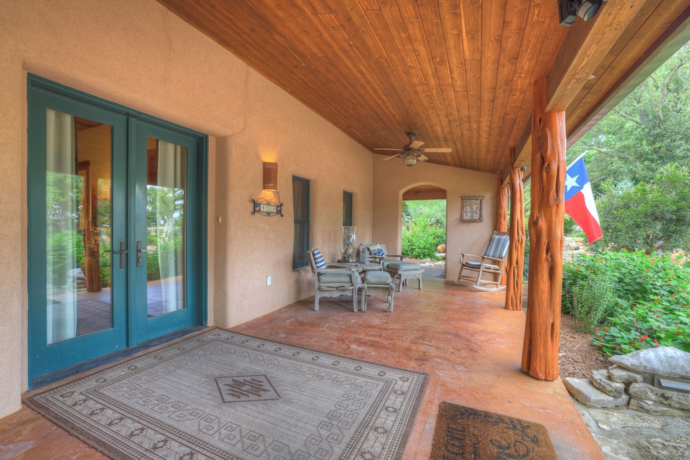 The Willows Retreat - Sleeps 17, Hot-tubs, Close to Main Street!