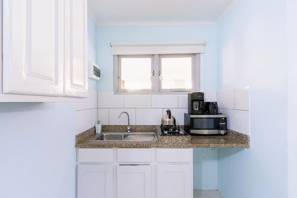 2BR 1BA Ground Level in the Heart of Aruba Pool