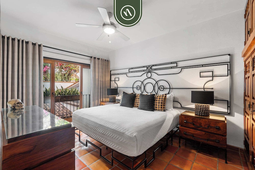 Stylish 2 BR Condo in Romantic Zone - Rooftop Pool