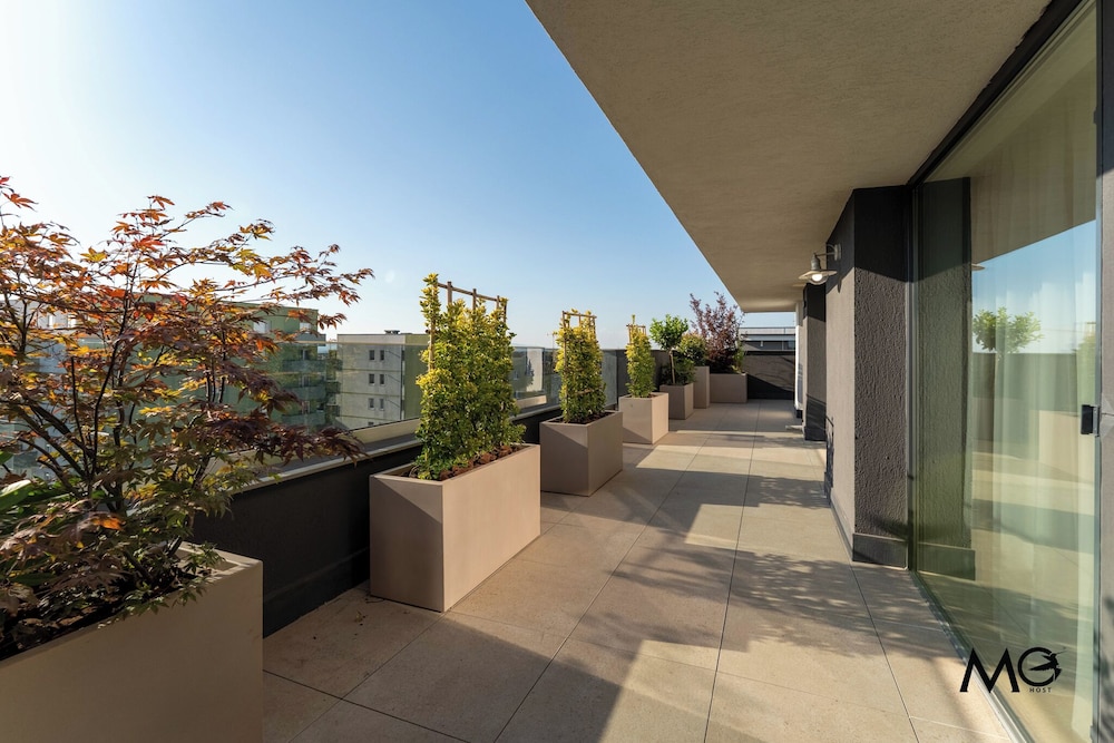 MoHost Valcom - Luxury Skyline Penthouse