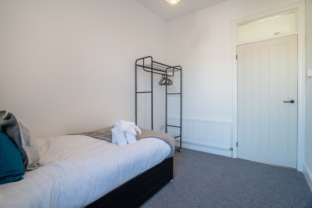 Cozy 3 Bed Apartment - Parking
