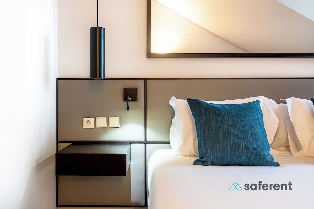 Gary01 Exclusive Top Floor 2BD by the Timeout Market