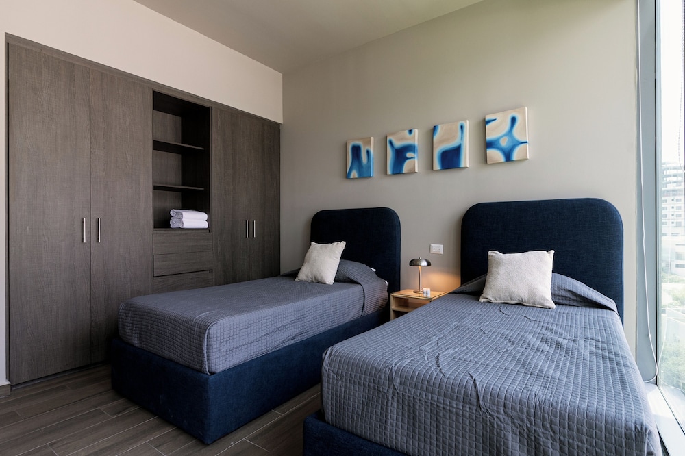 Modern Apts w Pool & Mountain View