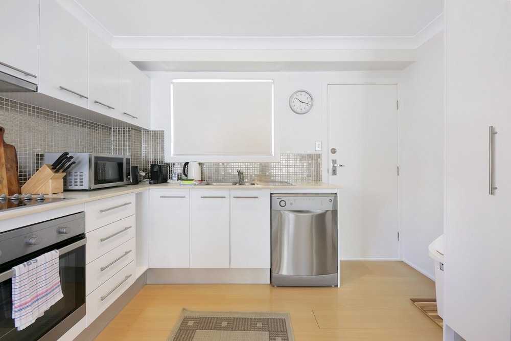 Ground Floor 2-bed Mermaid Beach Pad With Parking