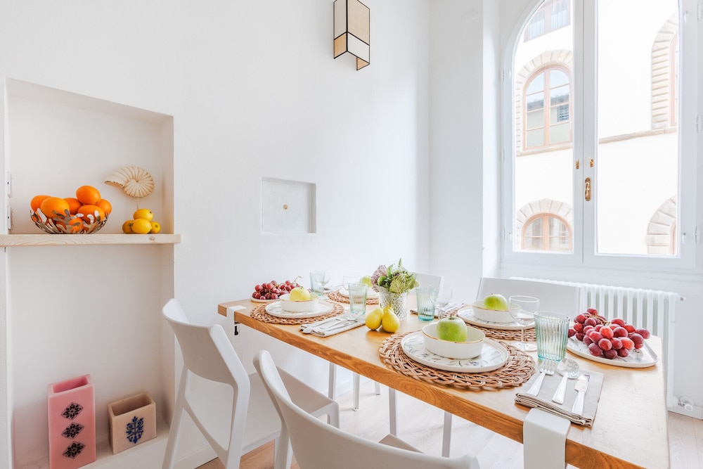 Casa Joyce in Lucca With 1 Bedrooms and 1 Bathrooms